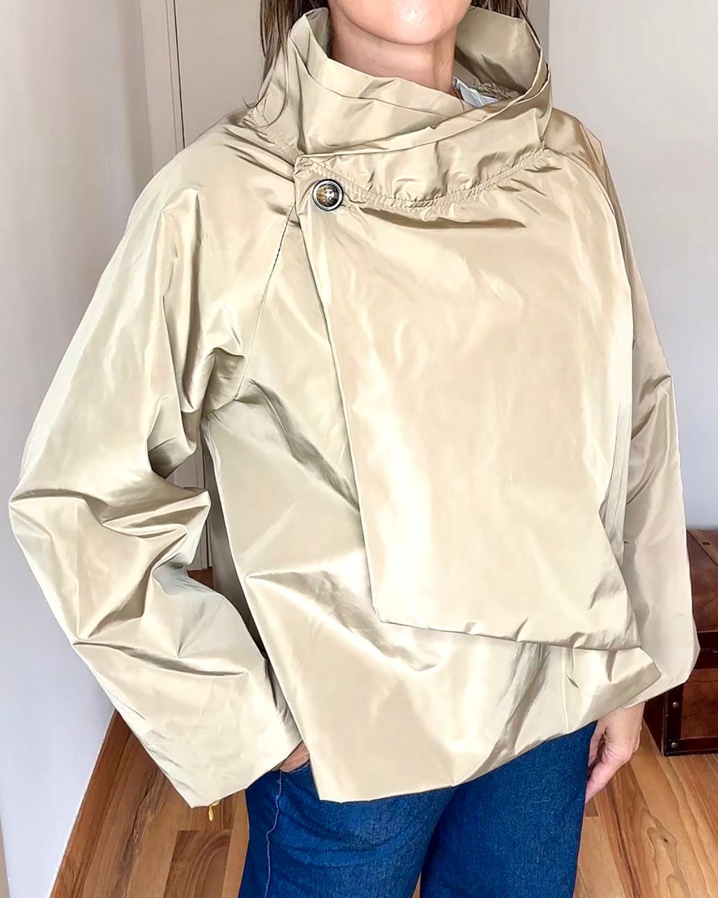 CHAQUETA ASIMETRICA DE TAFETAN BEIGE