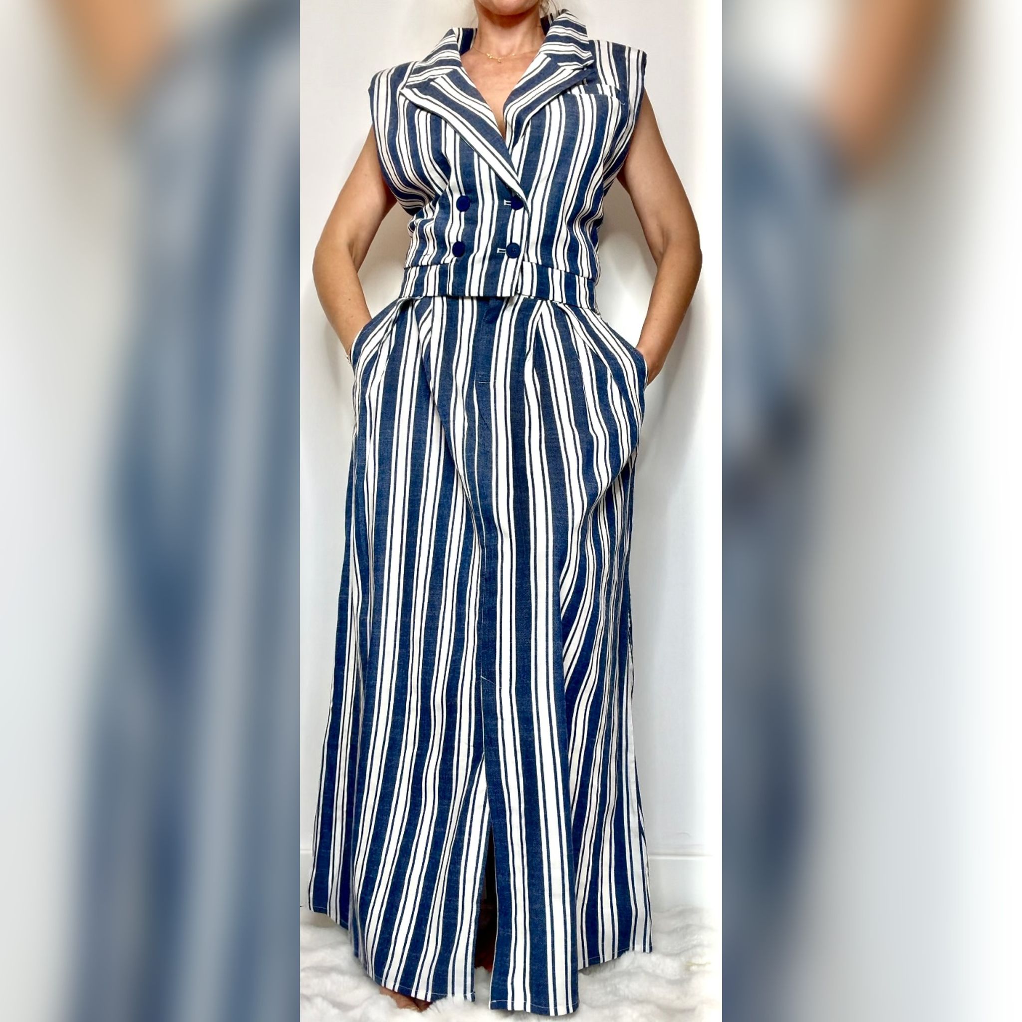 CONJUNTO CHALECO HOMBRERAS y FALDA RAYAS AZUL