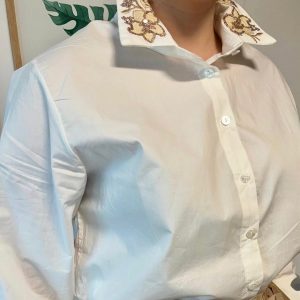 CAMISA BLANCA CUELLO BORDAD EN DORADO