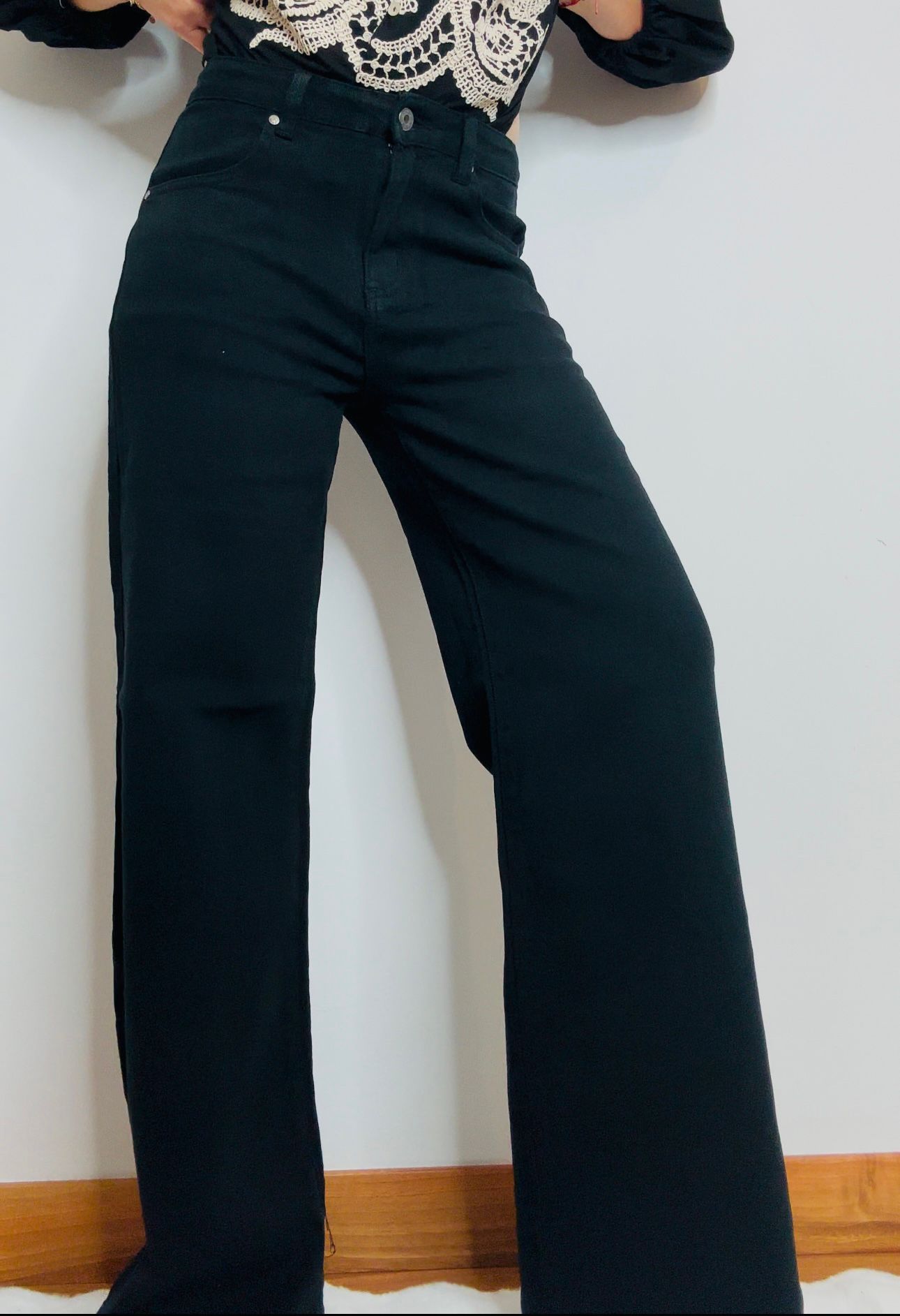 PANTALON TEJANO PATA ANCHA – DENIM CON TOQUE ELASTICO NEGRO - Imagen 3