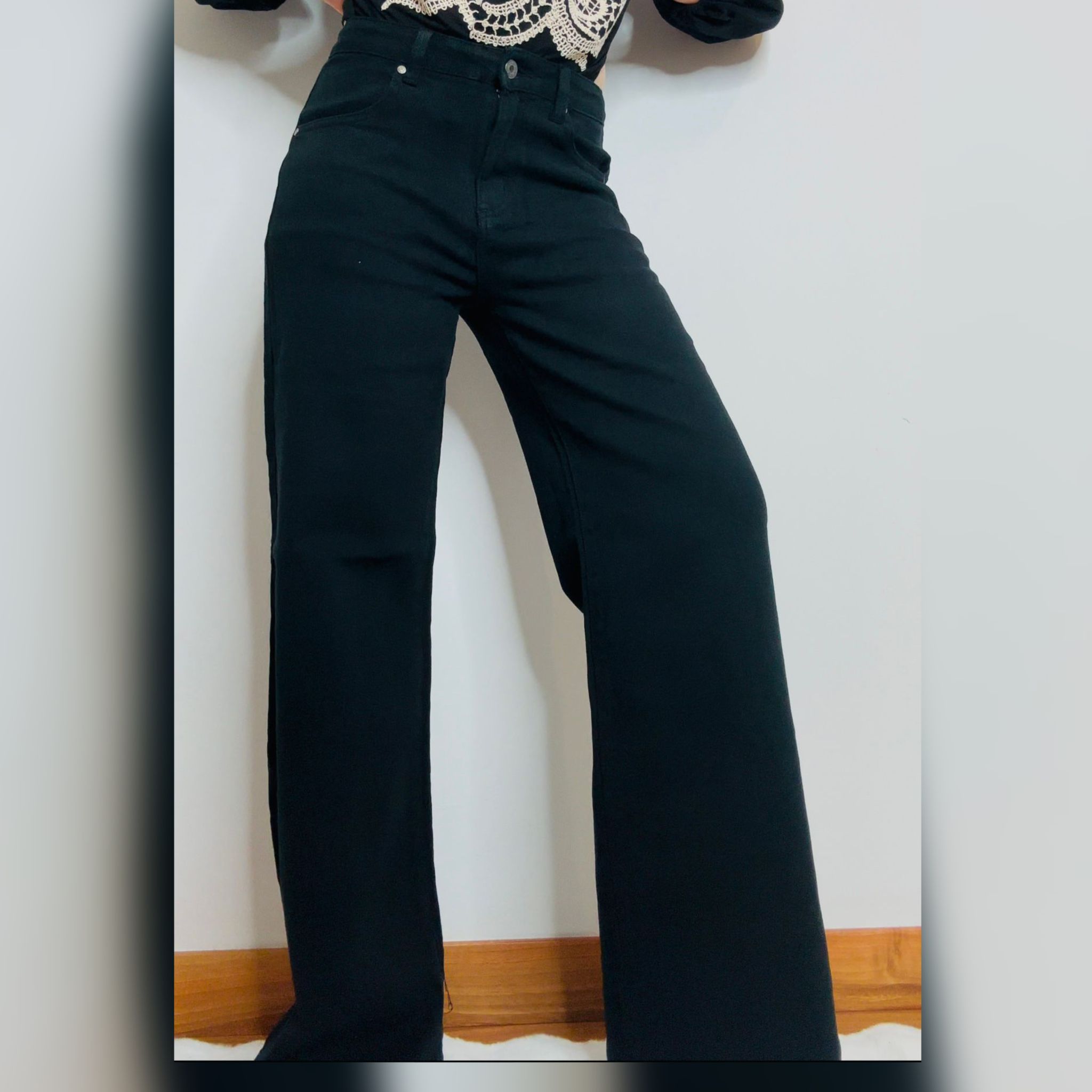 PANTALON TEJANO PATA ANCHA – DENIM CON TOQUE ELASTICO NEGRO