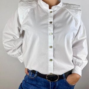 CAMISA APLIQUE EN LOS HOMBROS BLANCA