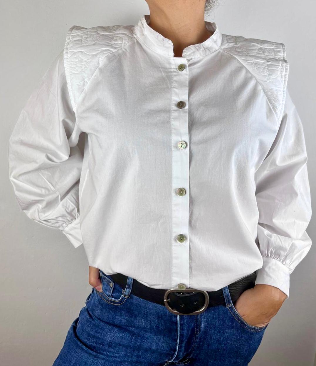 CAMISA APLIQUE EN LOS HOMBROS BLANCA