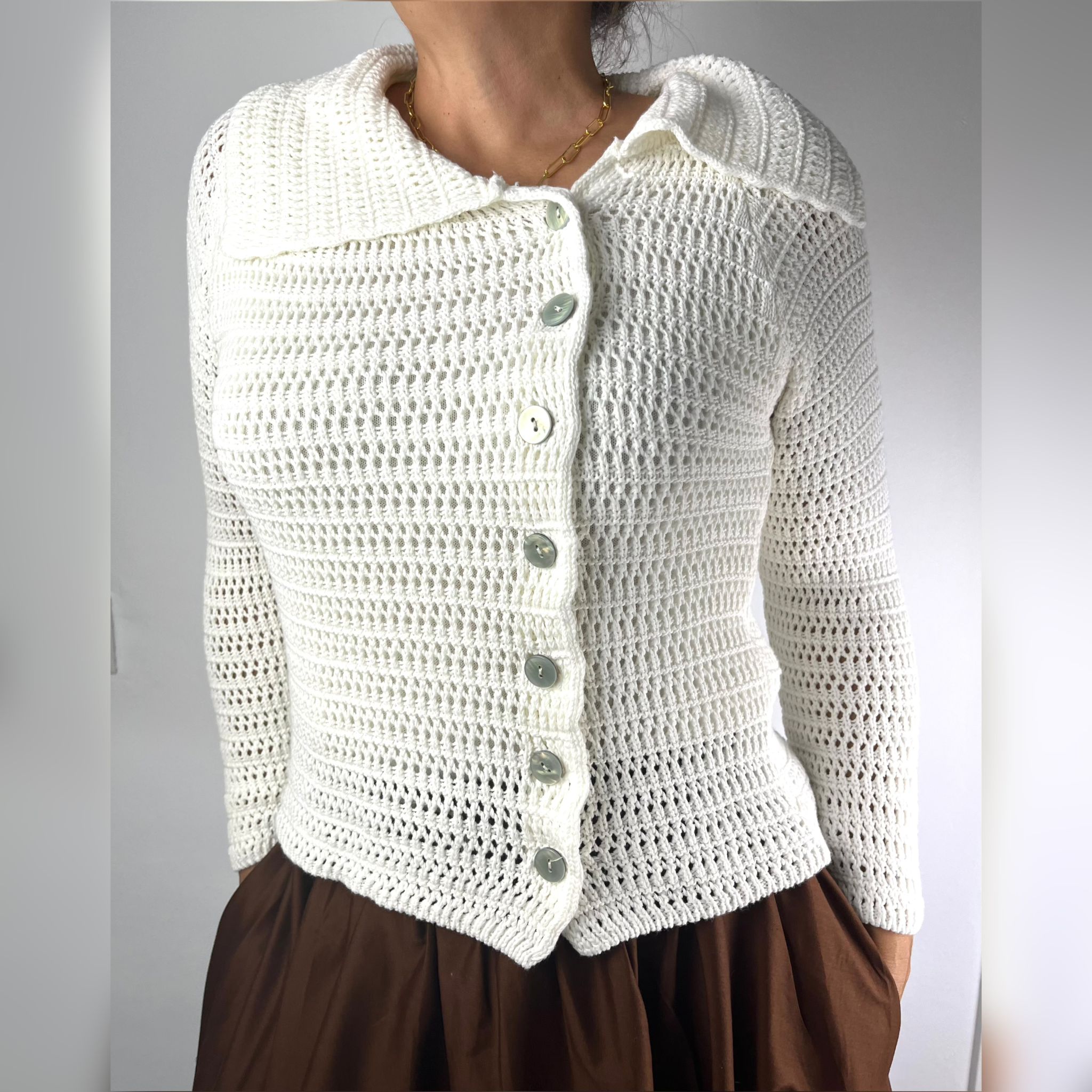 CHAQUETA DE PUNTO ENTALLADA BLANCA