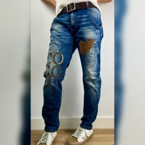 PANTALON TEJANO CON TACHUELAS Y BORDADOS