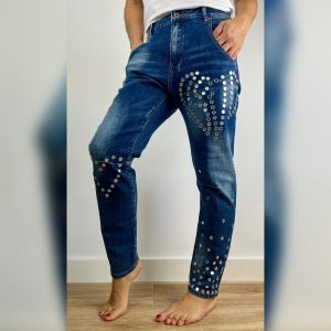 PANTALON TEJANO CON TACHUELAS PLATEADAS