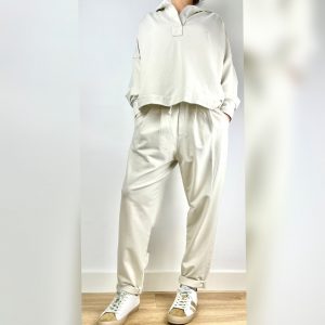 CONJUNTO TIPO CHANDAL CON CAPUCHA EN BEIGE