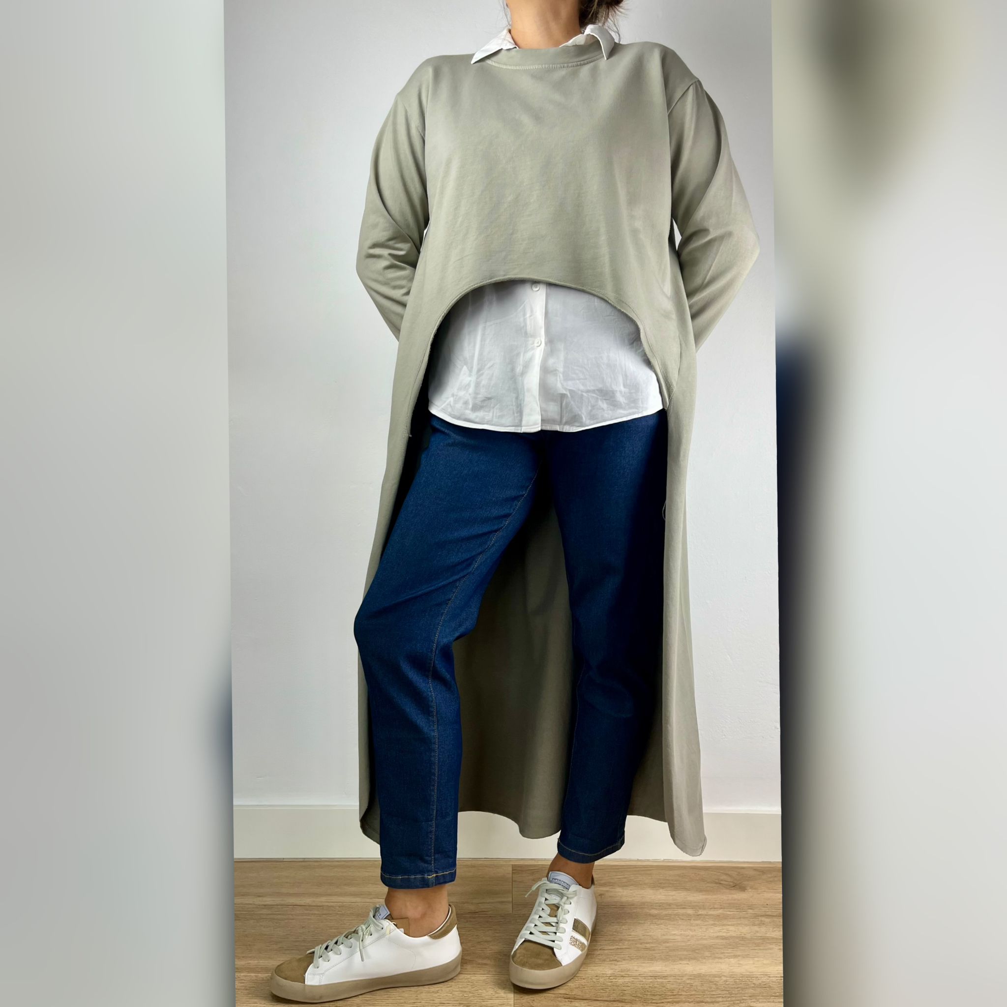 SUDADERA ASIMETRICA TIPO CAPA VERDE - Imagen 3